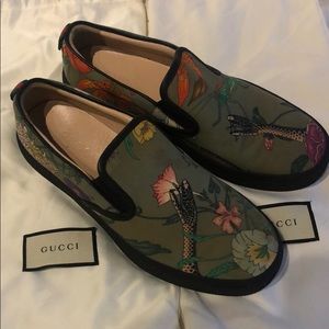 Men’s Gucci snake print sneaker